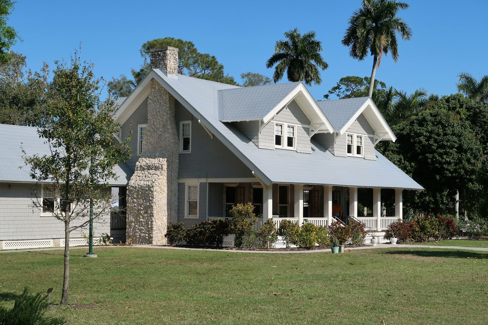 Farmhouse with a wide front porch in London Ontario, the kind of home CraftWell Group works on