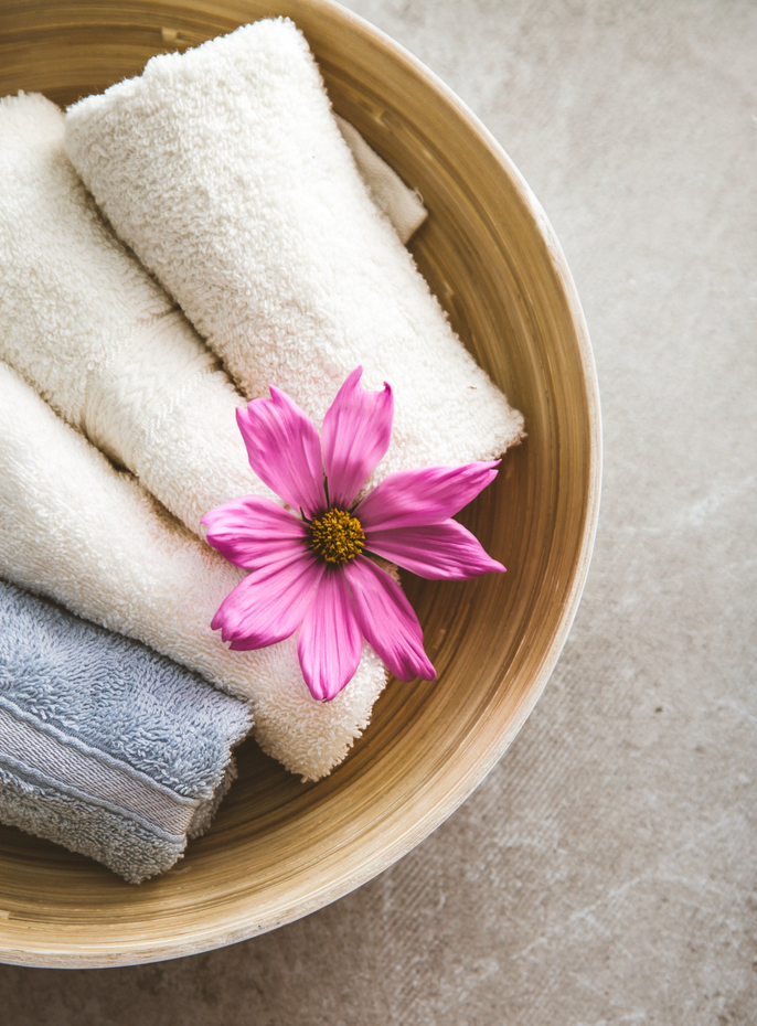Spa towels and a flower in the treatment room