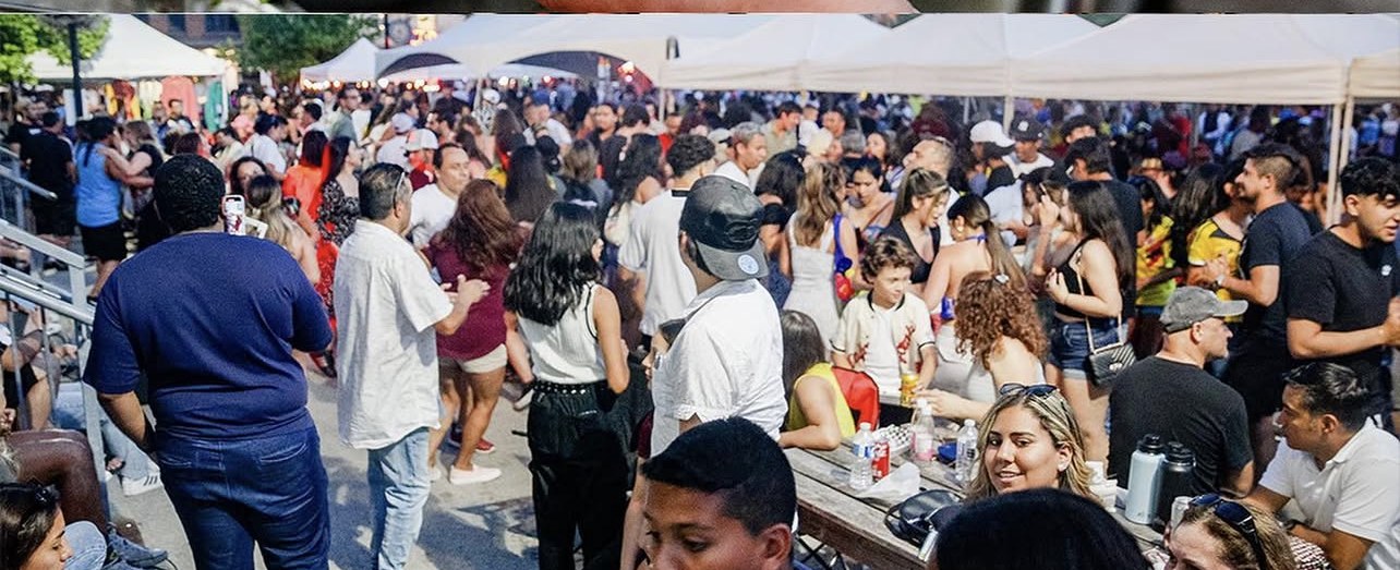 Wide crowd shot at the market.